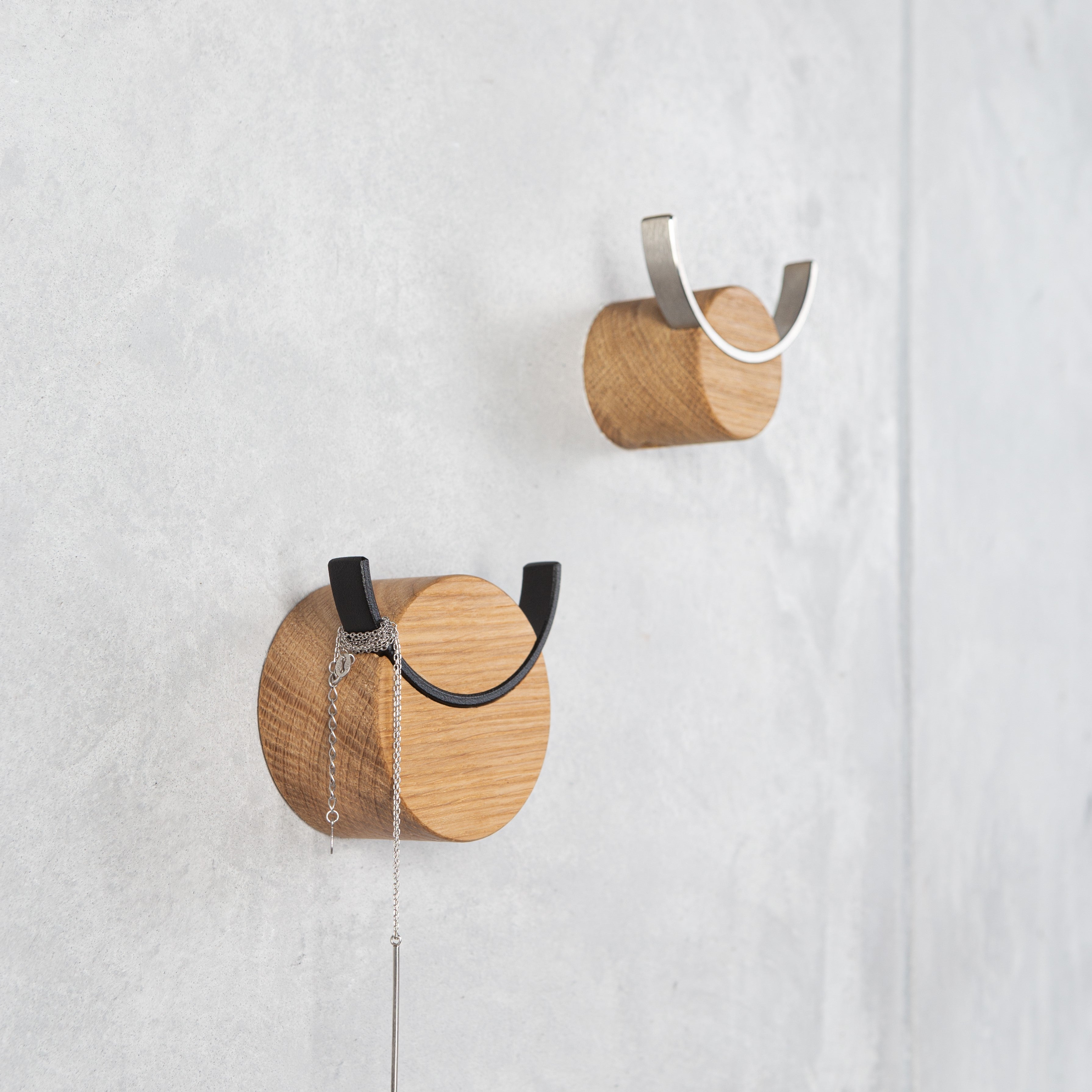 Wandhaken DEER | Eichenholz, schwarz lackierter Edelstahl