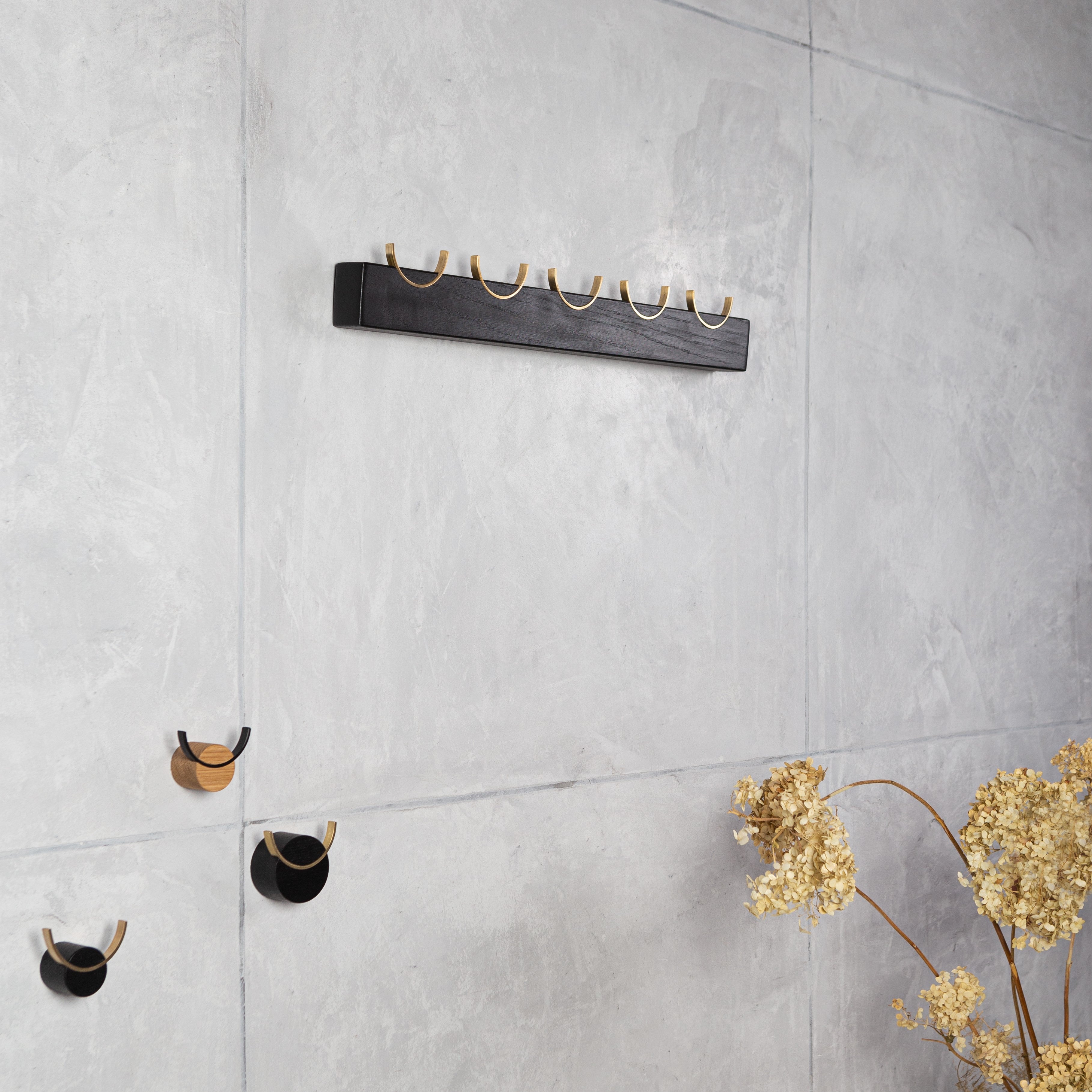 Wandgarderobe DEER | schwarz lackiertes Eichenholz
