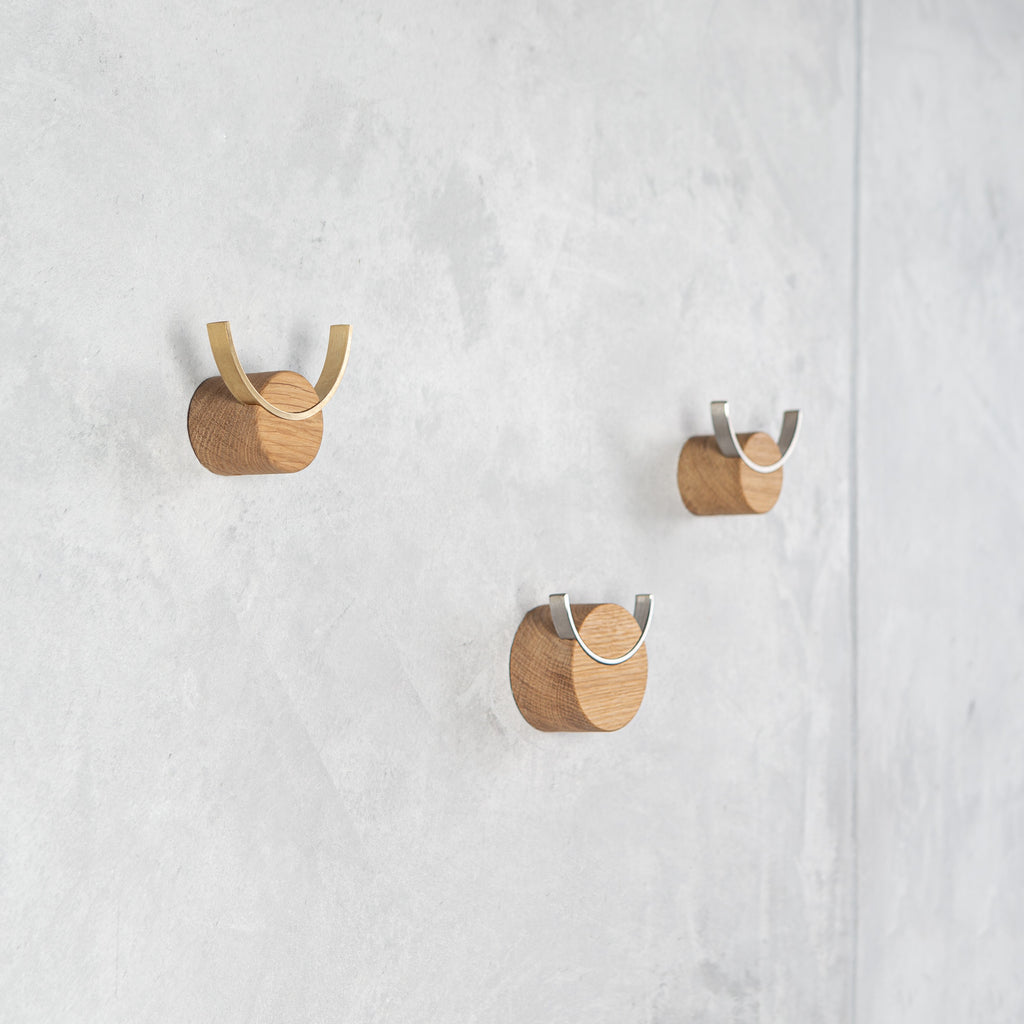 Wandhaken DEER | Eichenholz, Messingfarben lackierter Edelstahl