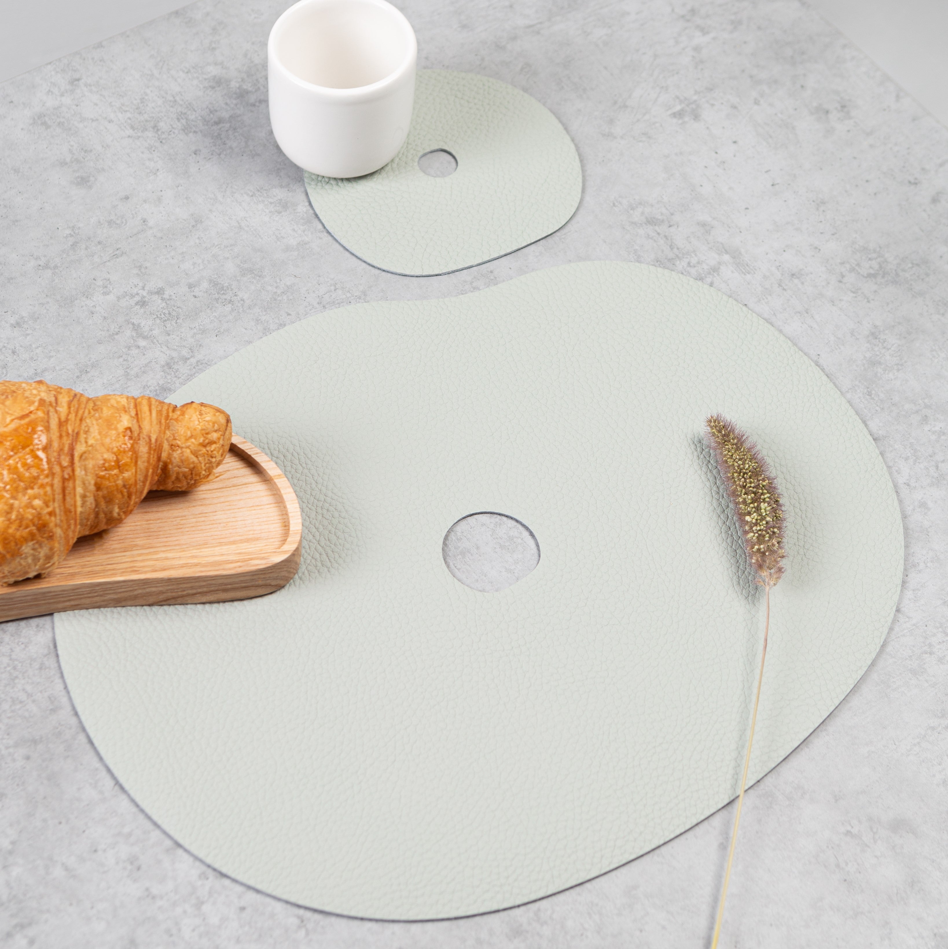 Platzset und Untersetzer in Graublau aus Naturleder